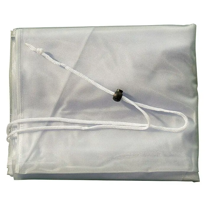Campingaz Funda protectora para mesa de jardín L ovalada rectangular - L x An x Al: 240 x 165 x 90 cm - Primer plano de una bolsa de malla blanca con cordón y tope, ideal para guardar y proteger diversos artículos.
