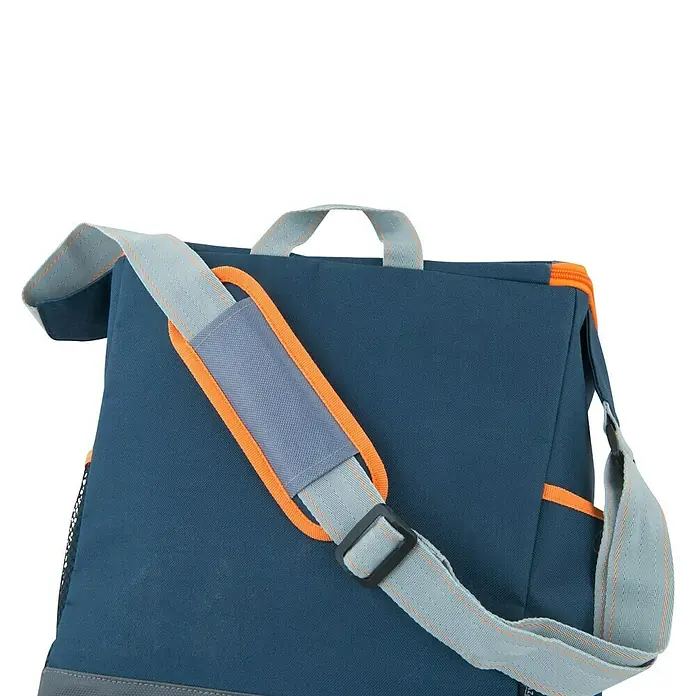 Campingaz Nevera de camping Tropic Messenger 20L - Azul - Primer plano de una bolsa azul con detalles naranjas y una correa gris. Perfecta para el uso diario y salidas con estilo.