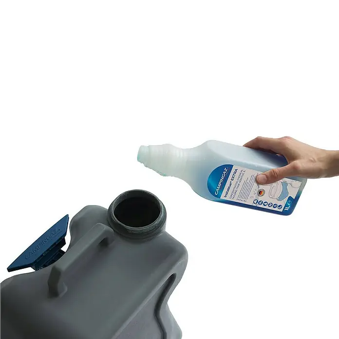 Campingaz Campingtoilette Portable - L x B x H: 58 x 41 x 45 cm, Fassungsvermögen Wassertank: 15 l, Kunststoff - Campingaz Sanitärflüssigkeit wird in einen tragbaren Toilettentank gegossen.
