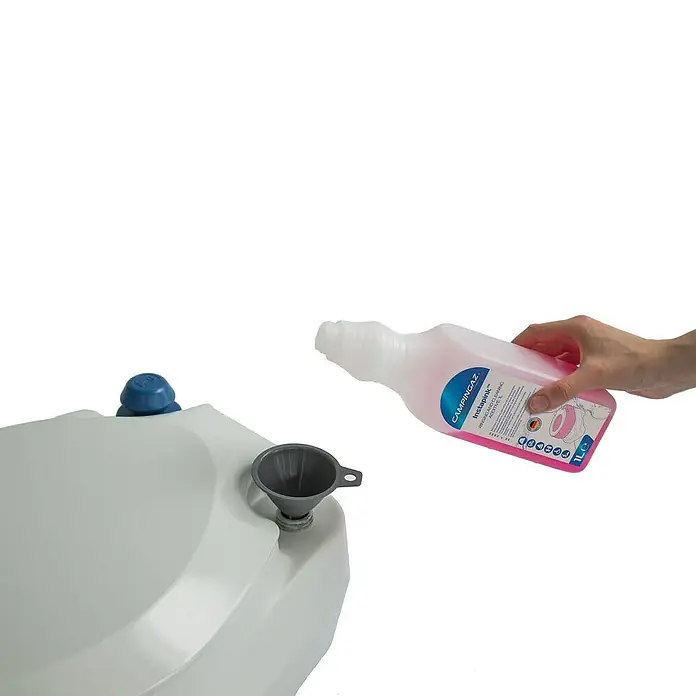 Campingaz Campingtoilette Portable - L x B x H: 58 x 41 x 45 cm, Fassungsvermögen Wassertank: 15 l, Kunststoff - Eine Hand gießt CampinGaz Insta Pink Desinfektionsmittel für tragbare Toiletten durch einen Trichter in einen Tank.