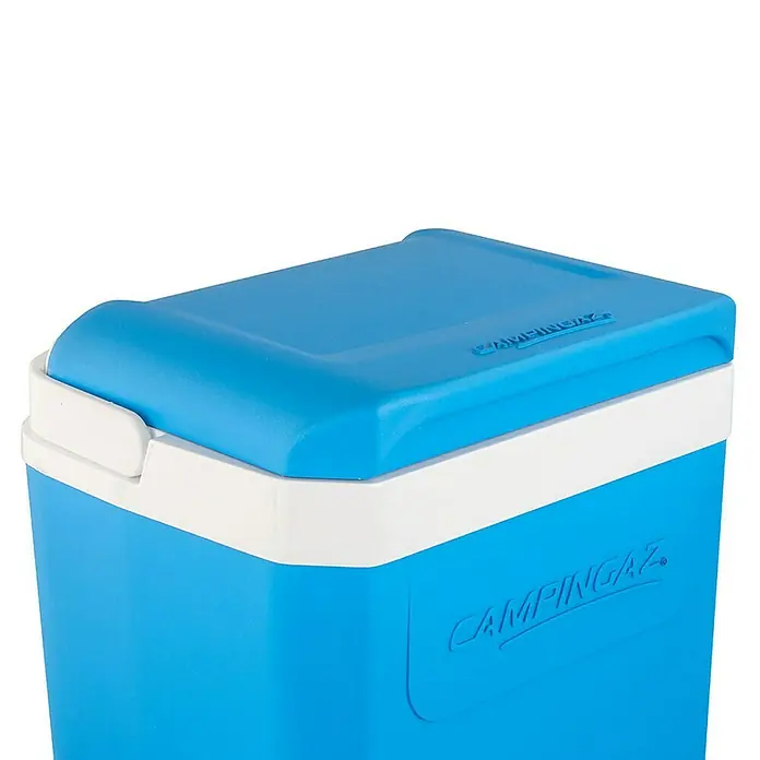 Campingaz Nevera de camping Icetime Plus - 26 l, 22,7 x 31,2 x 33 cm - Primer plano de una nevera azul Campingaz con tapa blanca y asa lateral. Ideal para camping, picnics y actividades al aire libre.