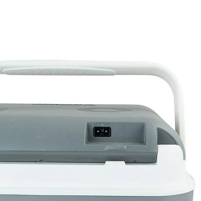 Campingaz Nevera de camping Powerbox Plus - 28 l, 31 x 41 x 47 cm - Primer plano de una nevera portátil con entrada de alimentación de 12V DC, ideal para viajes, camping y picnics.