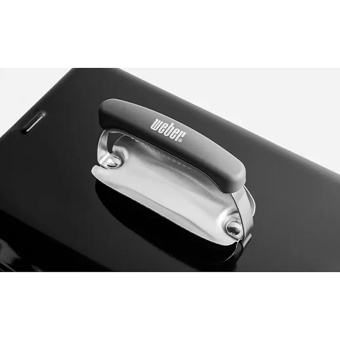 Weber Go-Anywhere Barbacoa de carbón - Superficie de la parrilla (An x Pr): 42 x 26 cm, Negro - Primer plano de un cubo de carbón Weber con un mango resistente al calor, perfecto para desechar las cenizas calientes de forma segura.