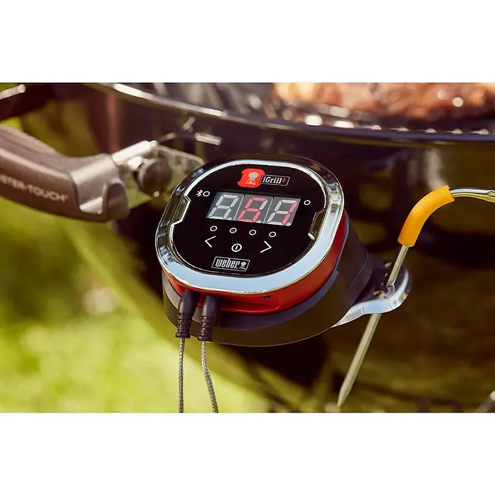 Weber Master-Touch GBS Barbacoa redonda con tapa GBS E-5750 - Diámetro de la superficie de la parrilla: 57 cm, Negro - Primer plano de un termómetro Weber iGrill 2 conectado a una parrilla, mostrando la temperatura.