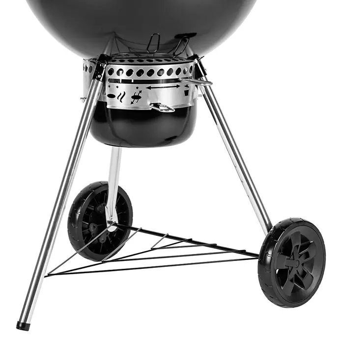 Weber Master-Touch GBS Barbacoa redonda con tapa GBS E-5750 - Diámetro de la superficie de la parrilla: 57 cm, Negro - Primer plano de una parrilla de carbón, destacando su estructura, ruedas y diseño general, ideal para eventos de cocina al aire libre.