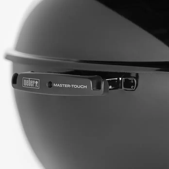 Weber Master-Touch GBS Barbacoa redonda con tapa GBS E-5750 - Diámetro de la superficie de la parrilla: 57 cm, Negro - Primer plano de una parrilla Weber Master-Touch negra, que destaca los detalles y el diseño de la parrilla.