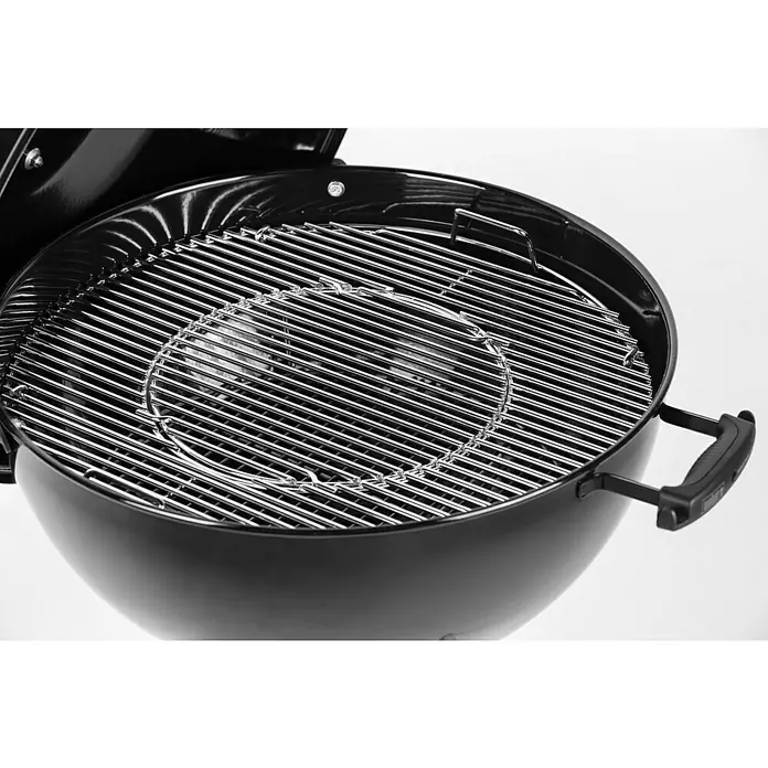 Weber Master-Touch GBS Barbacoa redonda con tapa GBS E-5750 - Diámetro de la superficie de la parrilla: 57 cm, Negro - Barbacoa de carbón Weber negra con una parrilla de cocción cromada en el interior y un mango en el lateral, ideal para asar al aire libre.