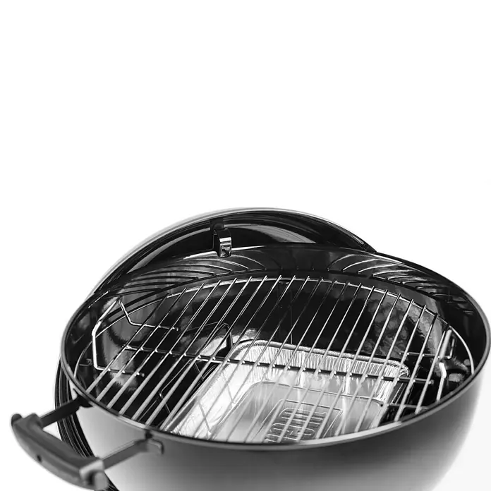 Weber Kugelgrill Original Kettle E-5730 - Durchmesser Grillfläche: 54 cm, Schwarz/Silber - Detailaufnahme eines schwarzen Weber Kugelgrills mit Grillrost und Aluschale, ideal für entspanntes Grillen im Freien.