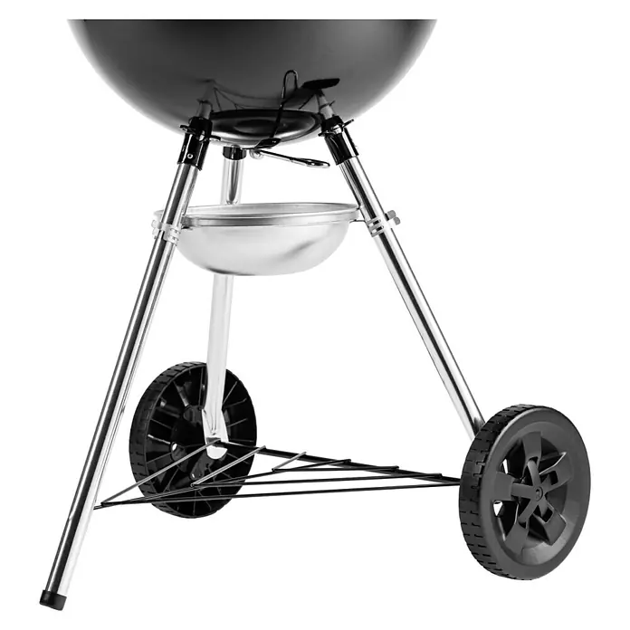 Weber Kugelgrill Original Kettle E-5710 - Durchmesser Grillfläche: 54 cm, Schwarz/Silber - Nahaufnahme eines Kugelgrills mit Rädern und Ablagefläche.