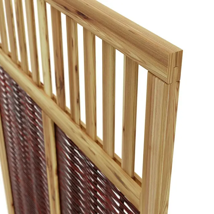 T & J Sichtschutzelement Vesuv - 120 x 180 cm, Braun - Detailansicht eines Paravents aus hellem Holz mit einem geflochtenen, rotbraunen Einsatz. Der Raumteiler ist hochwertig und dekorativ.