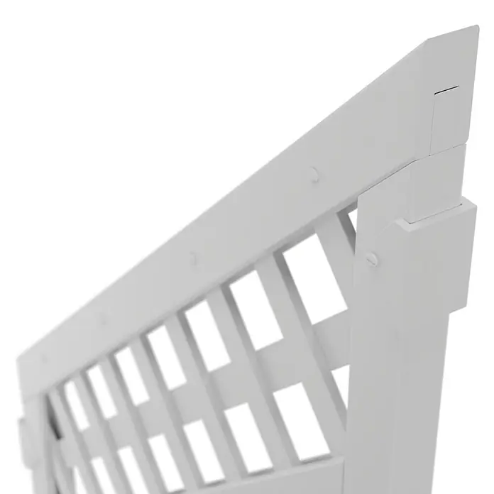 T & J Lightline Sichtschutzelement - 90 x 180 cm, Mit Rankgitter, Weiß, Abschlusselement - Nahaufnahme eines weißen Lattenzauns, der sich diagonal erstreckt und durch regelmäßige, rechteckige Öffnungen Licht und Schatten erzeugt.