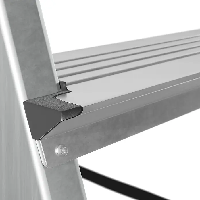 Krause Corda Stehleiter - Arbeitshöhe: 3 m, Anzahl Tritte: 5 Stk., Belastbarkeit: 150 kg, Aluminium - Nahaufnahme einer Aluminiumleiterstufe mit rutschfester Oberfläche und schwarzem Eckenschutz für erhöhte Sicherheit und Stabilität.