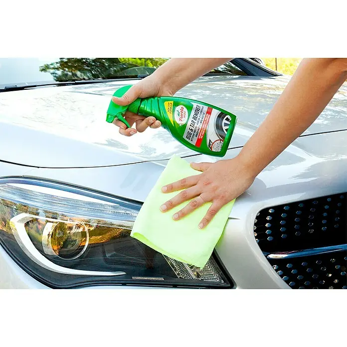 Turtle Wax Eliminador de insectos y resinas de árboles - 500 ml - Aplicando Turtle Wax Bug & Tar Remover en un coche.