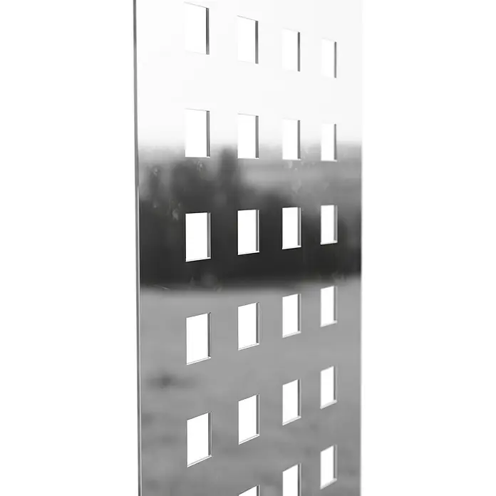 T & J Sichtschutzelement Aalborg - 25 x 179 cm, Silber - Eine Nahaufnahme eines modernen Gebäudes mit rechteckigen Fenstern. Die Fassade ist hell und reflektiert die Umgebung.