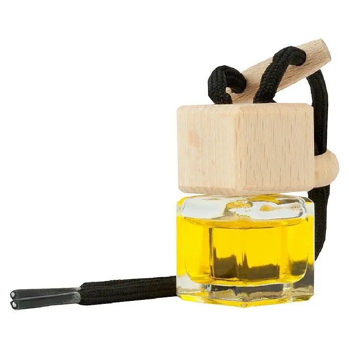 Ambientador de coche para colgar - Limón, 8 sem. - Primer plano detallado de un ambientador de coche con cierre de madera y recipiente transparente lleno de líquido amarillo.