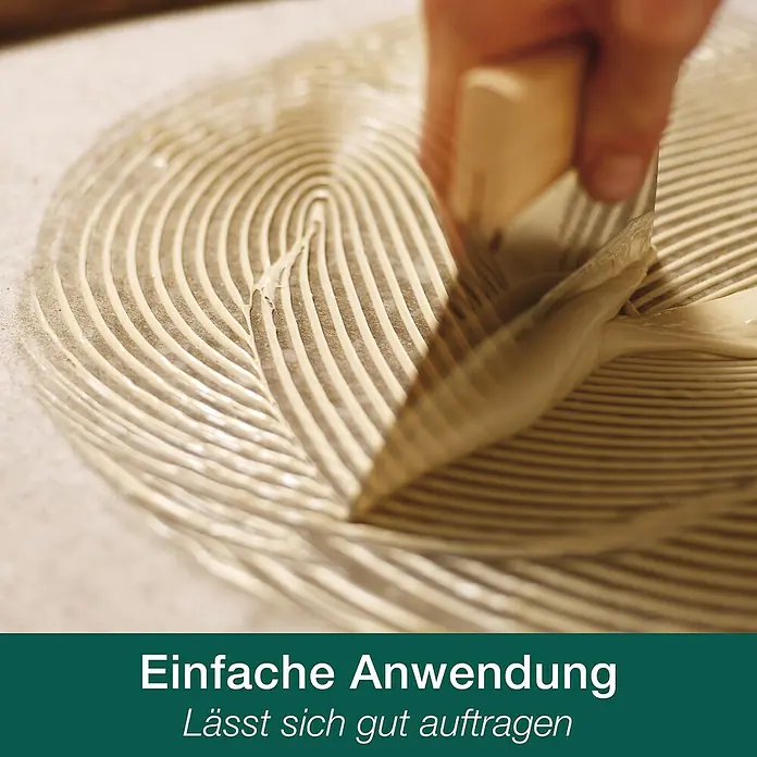 Bona Home Bodenbelagskleber - 10 kg, Lösemittelfrei - Einfache Anwendung: Nahaufnahme eines Klebstoffs, der mit einem Spatel in kreisenden Bewegungen aufgetragen wird.