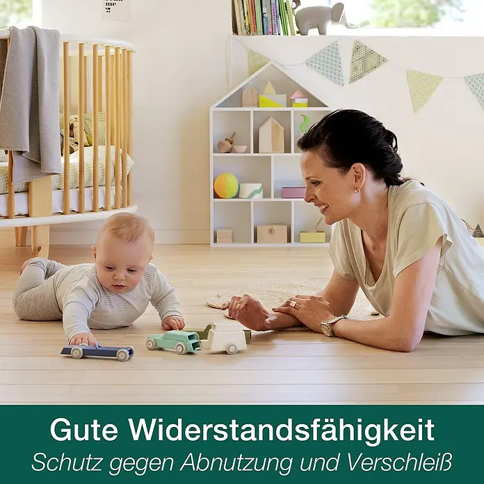 Bona Home Parkettlack Classic - 4 l, Farblos, Glänzend - Eine Mutter und ihr Baby spielen mit Holzspielzeugautos auf einem Holzboden. Der Boden ist widerstandsfähig gegen Abnutzung und Verschleiß.