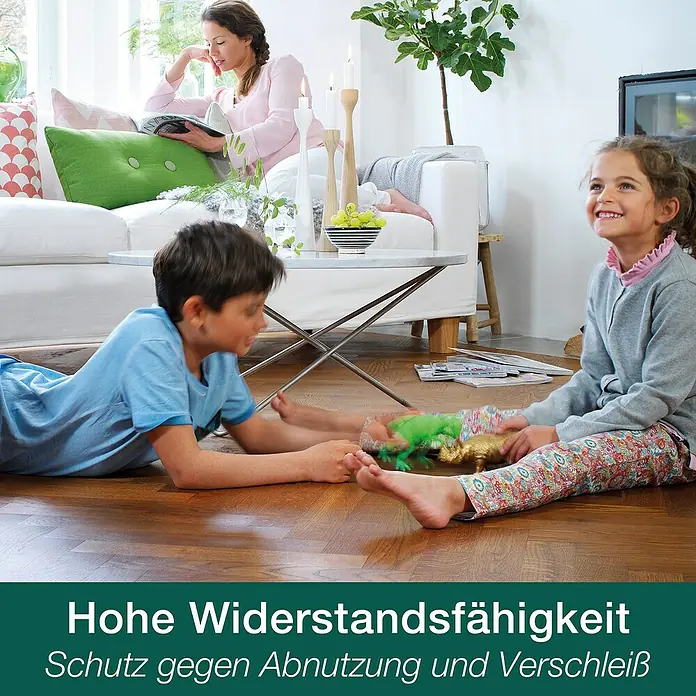 Bona Home Hartwachsöl - 750 ml, Farblos, Glänzend - Einladendes Wohnzimmer mit robustem Holzboden, spielenden Kindern und entspannter Mutter. Hohe Widerstandsfähigkeit gegen Abnutzung im Alltag.