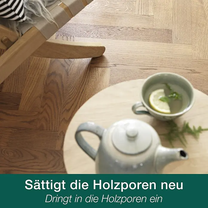 Bona Home Parkett-Pflegeöl - 2,5 l, Neutral - Das Bild zeigt eine Nahaufnahme eines stilvollen Holzbodens. Eine Teekanne und eine Tasse Tee mit Zitrone stehen auf einem Beistelltisch.