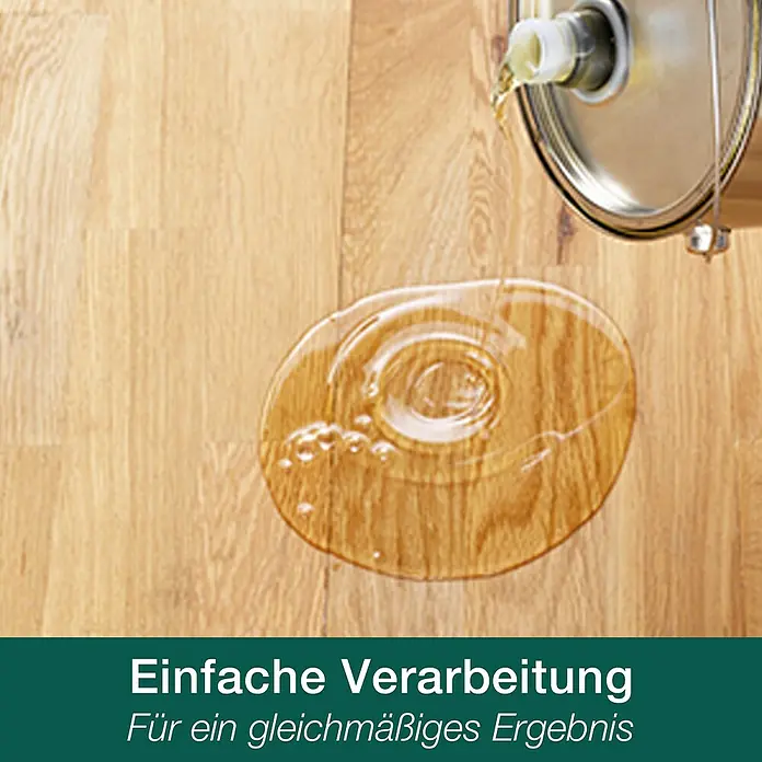 Bona Home Parkett-Pflegeöl - 2,5 l, Neutral - Holzöl wird auf eine Holzoberfläche gegossen. Einfache Verarbeitung für ein gleichmäßiges Ergebnis.