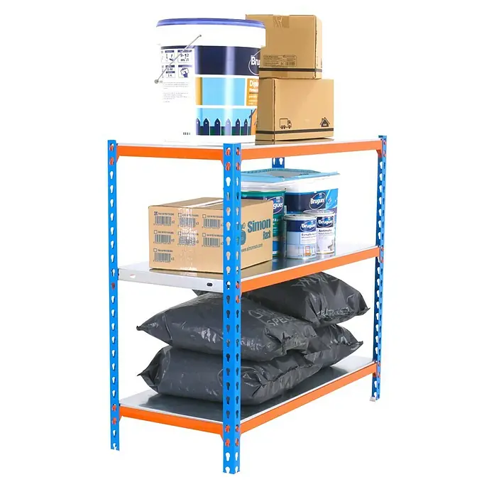 Simonrack Simonclick Metallregal Simonclick Mini - H x B x T: 90 x 80 x 30 cm, Traglast pro Boden: 180 kg, Anzahl Böden: 3 Stk., Stecken, Blau/Orange/Silber - Ein blau-oranges Regal mit drei Ebenen, auf denen Farbbehälter, Kartons und Säcke gestapelt sind. Ideal für Lagerung und Organisation.