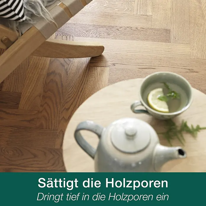 Bona Home Parkett-Öl - 2,5 l, Weiß - Teekanne und Tasse auf einem Holztisch. Die Maserung des Holzes wird durch eine spezielle Behandlung hervorgehoben.