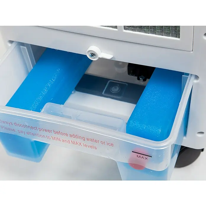 Purline Rafy Climatizador evaporativo 51 - Blanco/Negro, Altura: 58 cm, 75 W - Primer plano de un enfriador de aire con un tanque de agua extraído, lleno de paquetes de hielo azules que proporcionan enfriamiento adicional.
