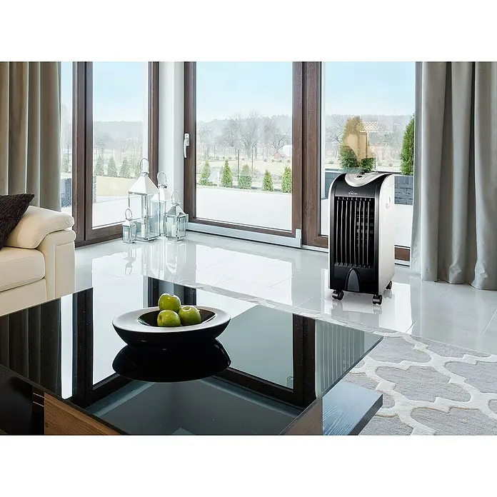Purline Rafy Climatizador evaporativo 51 - Blanco/Negro, Altura: 58 cm, 75 W - Un elegante refrigerador de aire portátil de Air Cooler en un salón moderno con grandes ventanales.