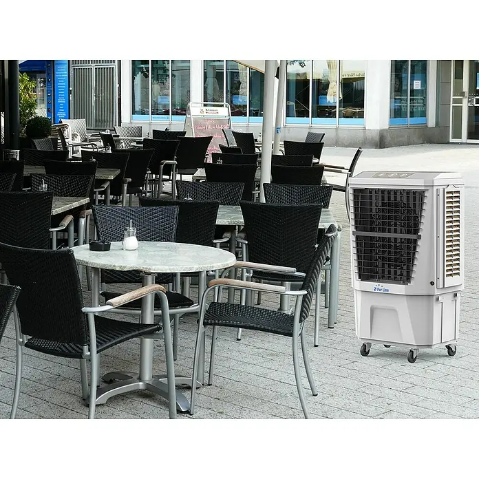 Purline Rafy Climatizador evaporativo 180 - Blanco, Altura: 118 cm, 160 W - Un enfriador evaporativo blanco "Pur Line" se encuentra al aire libre frente a un café con mesas y sillas. Enfría cómodamente.