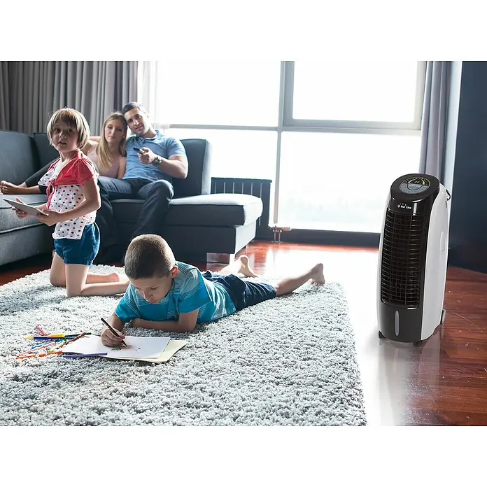 Purline Rafy Climatizador evaporativo 100 - Blanco/Negro, Altura: 88 cm, 130 W - Un ventilador de torre portátil en una sala de estar, creando un ambiente confortable y fresco. Ideal para familias.