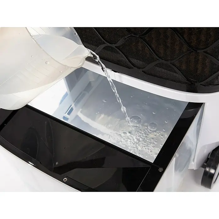 Purline Rafy Climatizador evaporativo 100 - Blanco/Negro, Altura: 88 cm, 130 W - Un enfriador de aire portátil se está llenando con agua para activar su función de enfriamiento y mejorar la calidad del aire.