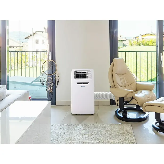 Purline Aire acondicionado portátil Cooly 9000A - 2.600 W, Tamaño de la estancia: 20 m², Blanco - Unidad de aire acondicionado portátil en una sala de estar moderna.
