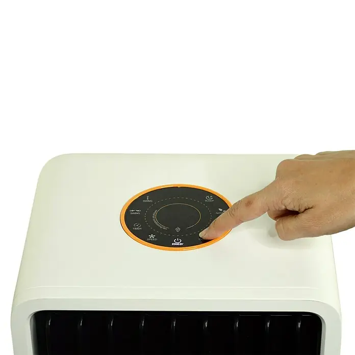 Purline Rafy Climatizador evaporativo SC - Blanco/Negro, Altura: 79 cm, 140 W - Primer plano de una mano operando los controles de un moderno aire acondicionado, mostrando diferentes modos y ajustes.