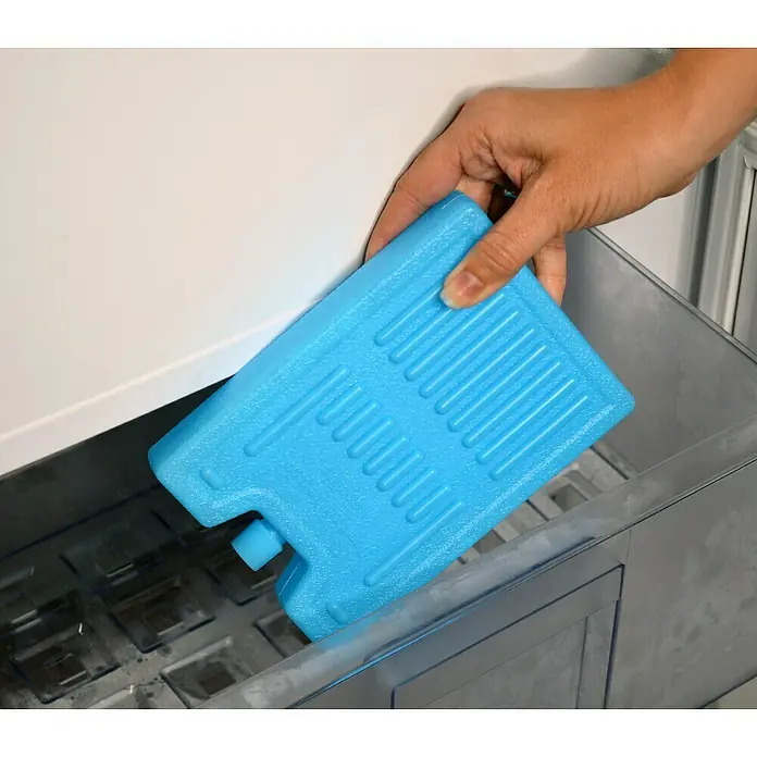 Purline Rafy Climatizador evaporativo SC - Blanco/Negro, Altura: 79 cm, 140 W - Una mano coloca una bolsa de hielo azul en un congelador para mantener los alimentos fríos, ideal para picnics.