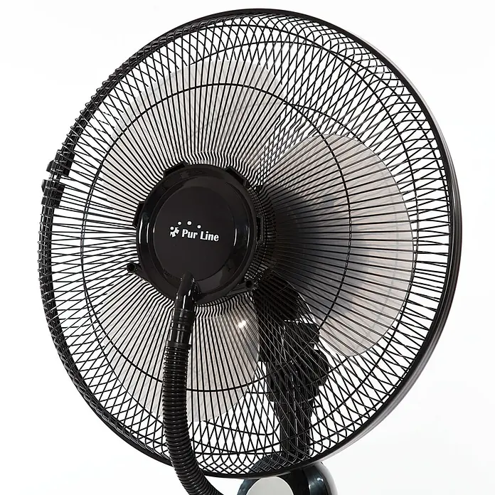 Purline Misty Ventilador de pie 1 - Negro, Altura: 125 cm - Primer plano de un ventilador de pie Pür Line con carcasa metálica y aspas sobre un fondo luminoso.