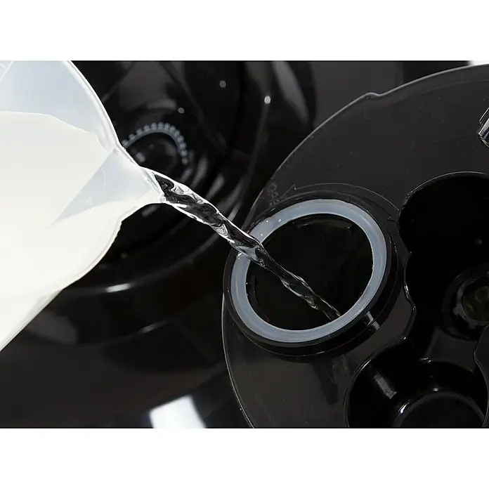 Purline Misty Ventilador de pie 1 - Negro, Altura: 125 cm - Se está vertiendo agua en un hervidor negro, lo que simplifica la preparación de bebidas calientes y añade comodidad a la vida diaria.