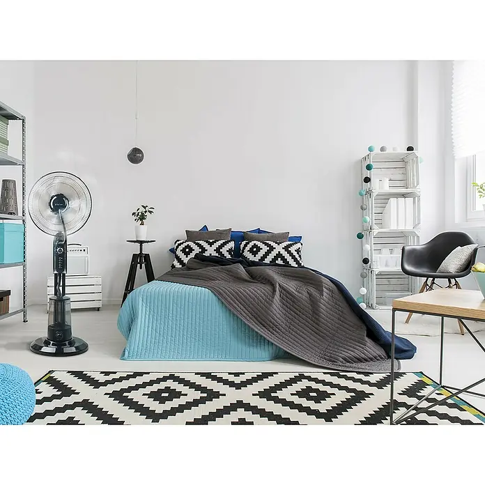 Purline Misty Ventilador de pie 1 - Negro, Altura: 125 cm - Un dormitorio elegante con un ventilador de torre colocado junto a la cama, asegurando un ambiente fresco y cómodo.