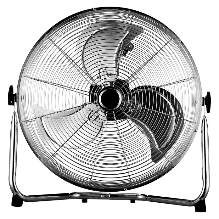 Purline Venty Ventilador de suelo industrial 120 - 120 W, Plateado, 60 cm - Primer plano de un elegante ventilador cromado con tres aspas y una malla protectora. El ventilador se apoya sobre una base metálica robusta.