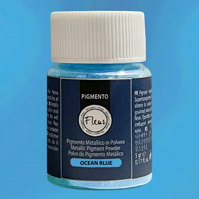 Fleur Pigmento concentrado Polvo metálico - Azul, 5 g - Primer plano de un pequeño tarro de pigmento Fleur en color Ocean Blue, ideal para proyectos creativos.