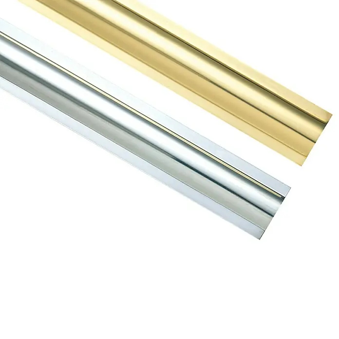 Inofix Tapacables 2130 - Largo: 1.000 mm, Plateado, Pegado - Primer plano de dos rieles metálicos en oro y plata, ideales para proyectos de artesanía o detalles de diseño interior.
