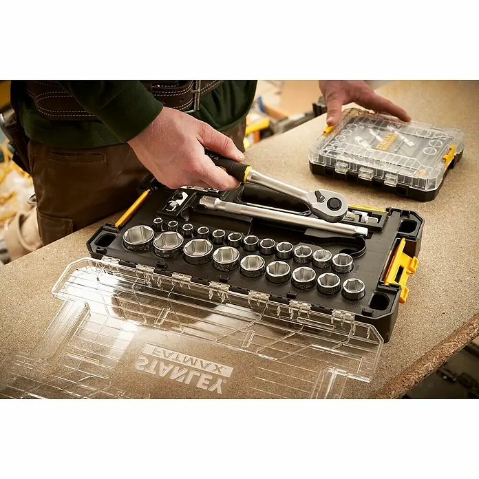 Stanley FatMax Set de llaves de vaso FMMT98103-1 - 26 pzs., Tamaño de accionamiento: ½″ - Esta imagen muestra un juego de llaves de vaso Stanley con carraca y varios accesorios, ideal para profesionales y aficionados al bricolaje.