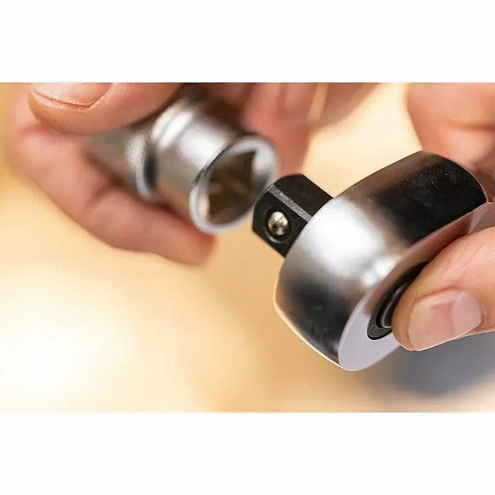 Stanley FatMax Set de llaves de vaso FMMT82680-0 - 22 pzs., Tamaño de accionamiento: ⅜″ - Primer plano de un juego de vasos donde se está uniendo un vaso a una carraca, ideal para aficionados al bricolaje y mecánicos.