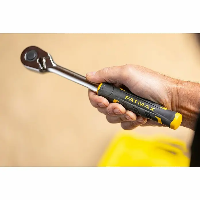 Stanley FatMax Set de llaves de vaso FMMT82680-0 - 22 pzs., Tamaño de accionamiento: ⅜″ - Se muestra una llave de carraca FATMAX con un mango ergonómico diseñado para aplicaciones cómodas y precisas.