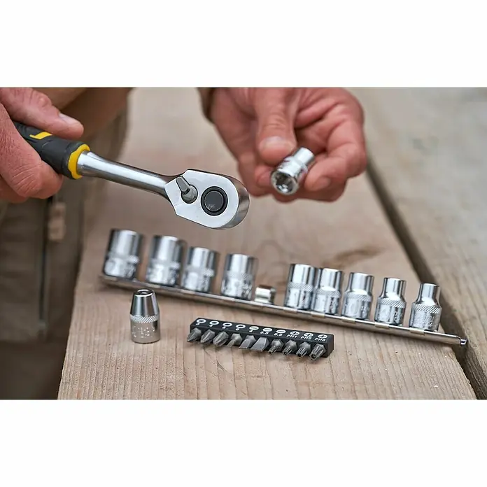 Stanley FatMax Set de llaves de vaso FMMT82680-0 - 22 pzs., Tamaño de accionamiento: ⅜″ - Imagen de un juego de llaves de carraca con varios vasos y puntas de destornillador sobre una superficie de madera.