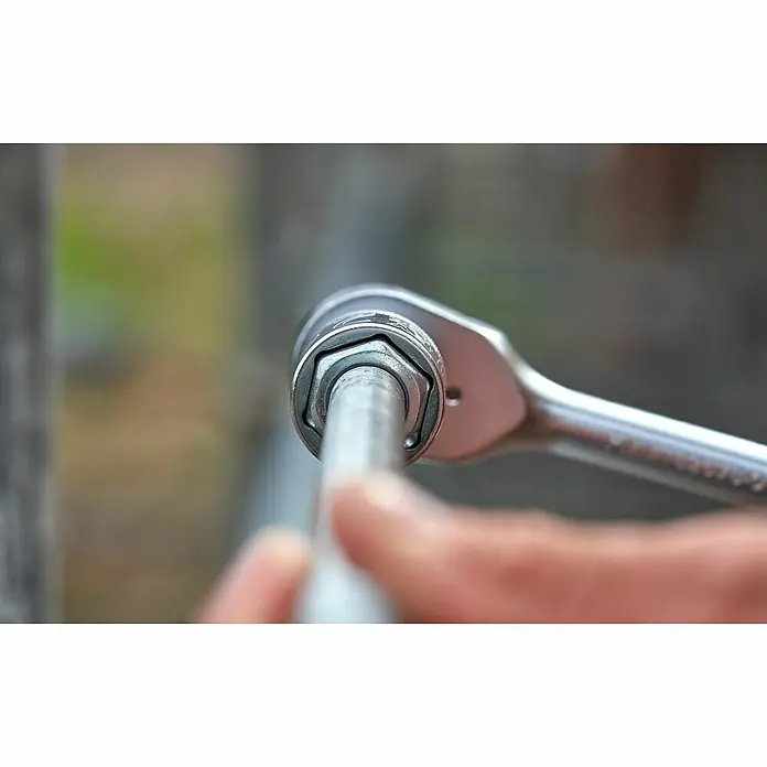 Stanley FatMax Set de llaves de vaso FMMT82680-0 - 22 pzs., Tamaño de accionamiento: ⅜″ - La imagen muestra una llave de vaso utilizada en un tornillo o perno. La herramienta está siendo sujetada por una mano.