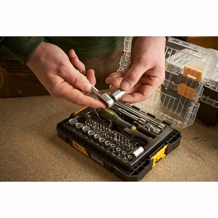 Stanley FatMax Set de llaves de vaso FMMT98101-0 - 48 pzs., Tamaño de accionamiento: ¼″ - Imagen de un juego de vasos Stanley FatMax de 48 piezas con carraca y llave de vaso en un estuche negro y amarillo.
