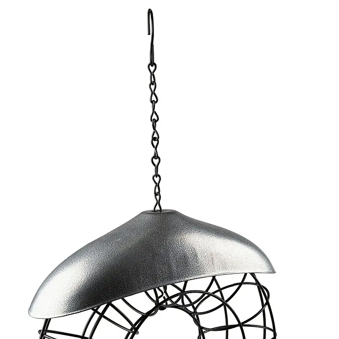Windhager Meisenknödelhalter - Metall - Nahaufnahme eines hängenden Vogelfutterhäuschens aus Metall mit silbernem Dach und schwarzem Drahtkorb.