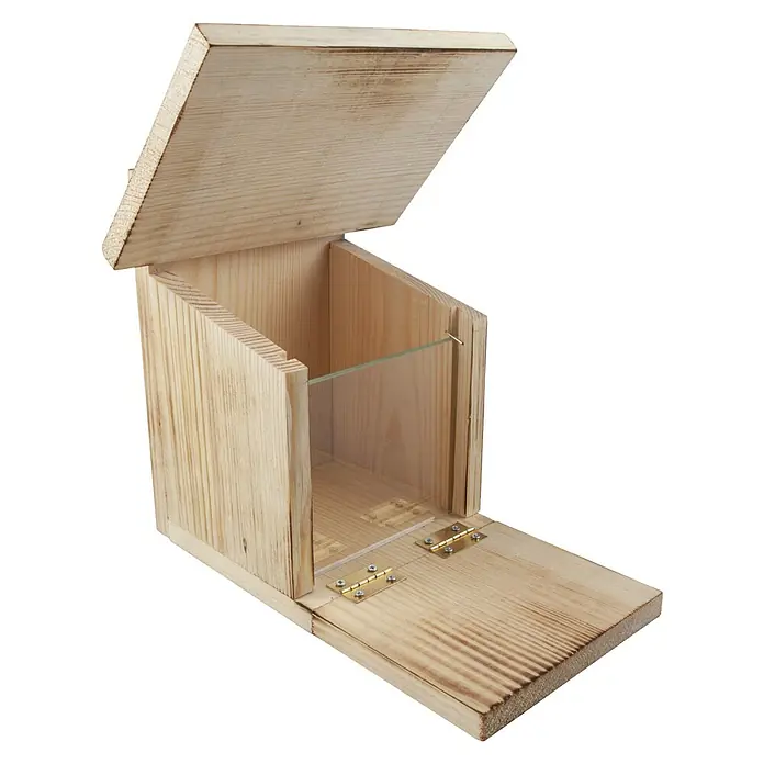 Windhager Eichhörnchenfutterstation - Holz, L x B x H: 22 x 17 x 18 cm - Nahaufnahme einer offenen, unbehandelten Holzfalle mit Metallscharnieren und einer durchsichtigen Barriere im Inneren.