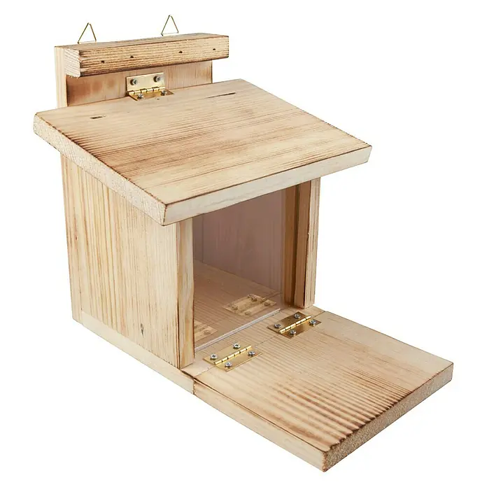 Windhager Eichhörnchenfutterstation - Holz, L x B x H: 22 x 17 x 18 cm - Eine hölzerne, offene Futterstation für Vögel mit einem Dach und einem Boden, die durch goldene Scharniere verbunden sind.