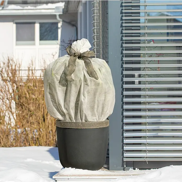 Windhager Winterschutzvlies Protect - B x L: 1,5 x 5 m, Weiß, 30 g/m² - Pflanztopf mit Winterschutzhaube und Schleife, der eine Pflanze vor Kälte schützt, ideal für den Garten im Winter.